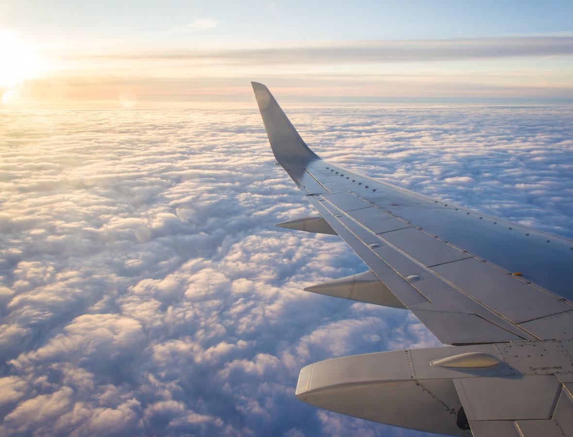 foto af flyvinge set fra vindue