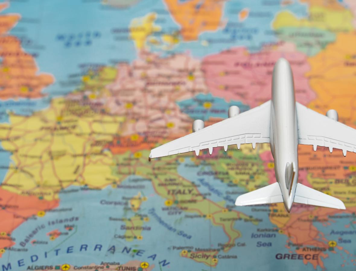 foto af europakort med et fly over